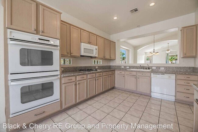 Foto del edificio - 3 br, 2 bath House - 5012 Soaring Springs Ave