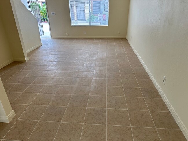 Building Photo - 2 Bedroom 1.5 Bath Townhome in Westminster