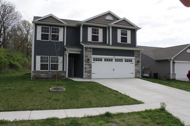 Building Photo - 4 Bd 2.5 Ba Townhome with 2 car garage