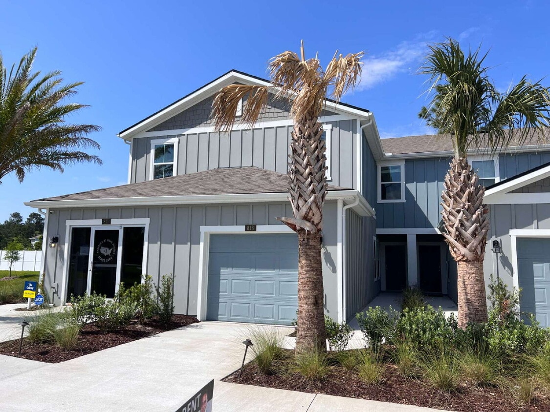 Primary Photo - Charming 3-Bedroom Townhome for Rent in De...