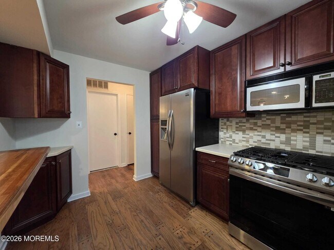 Building Photo - 129 Tulip Ln