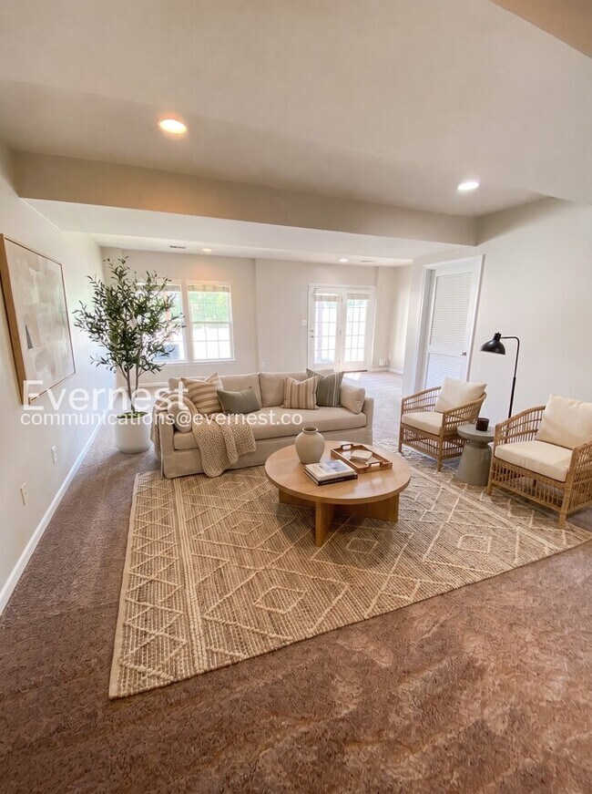 Building Photo - 3 Bed/3 Bath Townhome with Garage / Pet-Friendly / Available Soon!