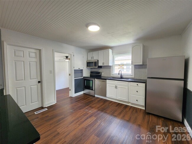 Building Photo - 1208 N Juniper Ave