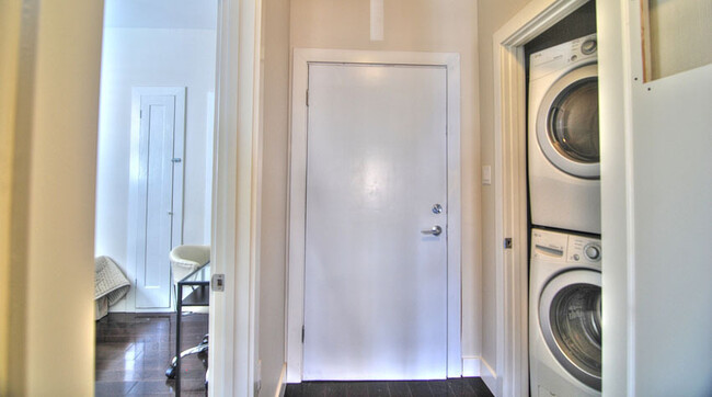 Building Photo - Modern 2bd/2ba Renovation in Prime Noe Val...