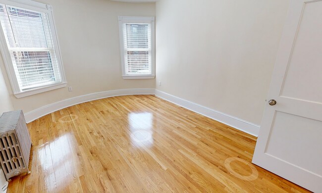 Foto del edificio - 9/1 No Fee! Spilt-style 3BR on Beacon St n...