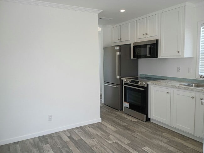 Building Photo - 28 Lily Dr