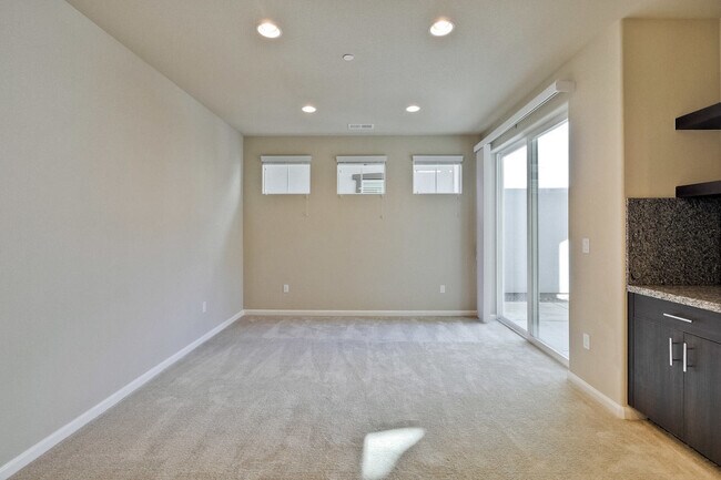 Building Photo - 630 Montage Cir