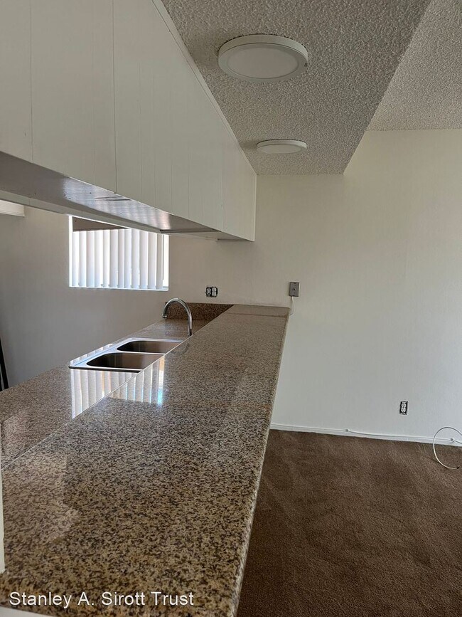 Building Photo - 1 br, 1 bath Apartment - 633 N. Taylor Ave...