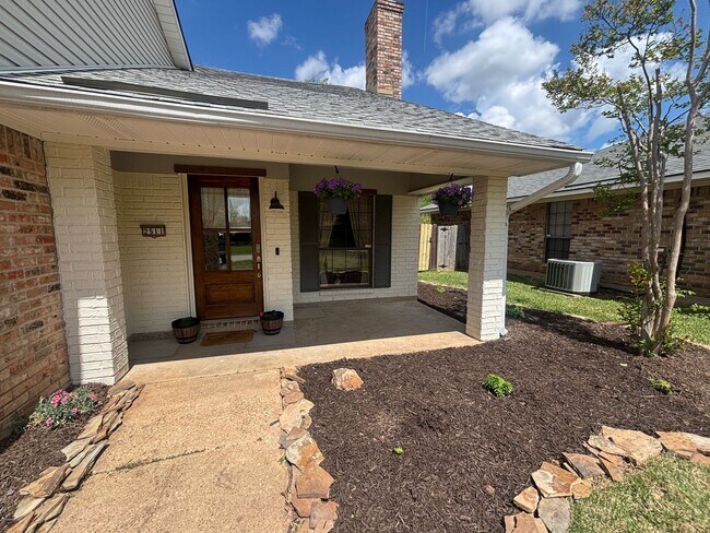 Foto del edificio - 4 BEDROOM IN NORTH  BOSSIER
