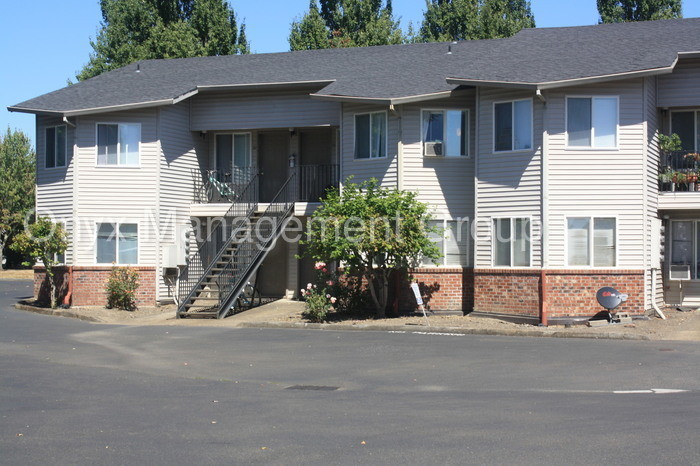 Primary Photo - 1765 SW Tamarack St