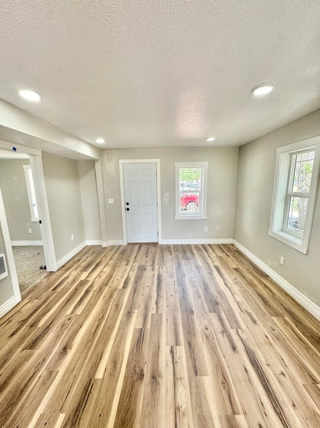 Building Photo - BEING REMODELED - Charming 3 bed 1 bath ho...