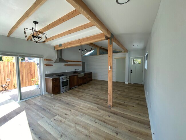 Amplia sala de estar y cocina de concepto abierto - 3605 Helms Ave