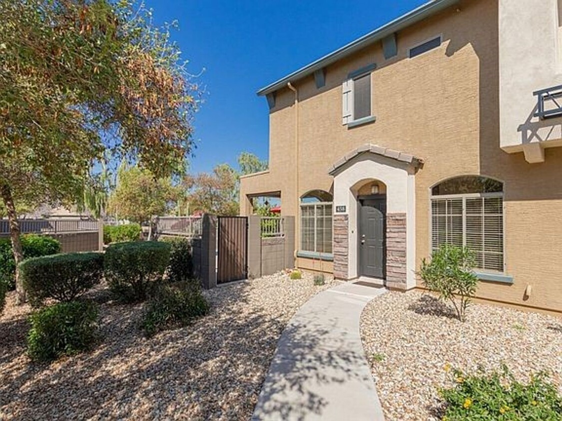 Primary Photo - 2 Bedroom, 2.5 Bath Townhome Available NOW!