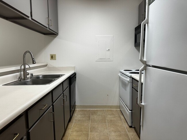 Building Photo - Spacious 1 Bedroom Condo with Pool