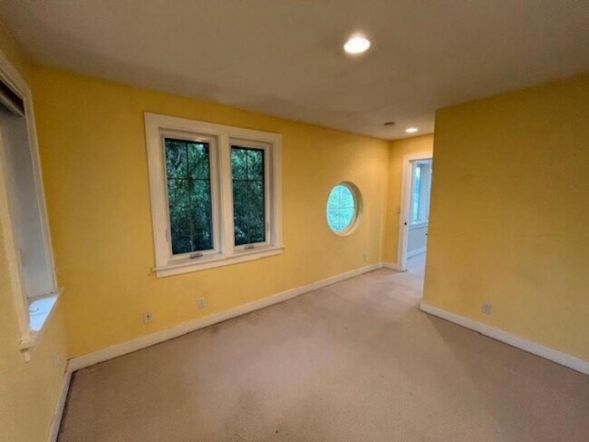 Building Photo - 4 bedroom in Seattle WA 98103