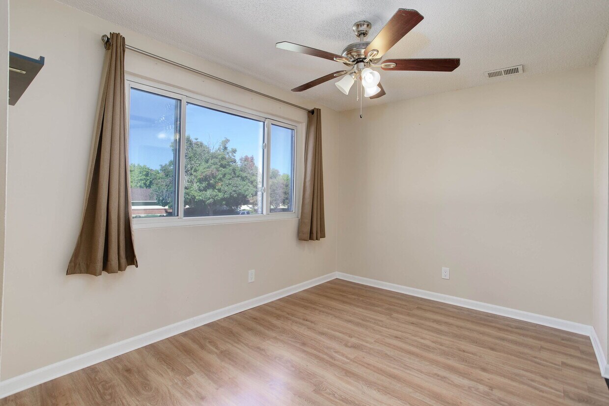 Primary Photo - 600 Manhattan Dr