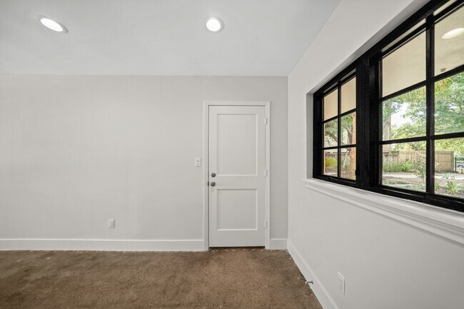 Foto del edificio - 520 Lovett Blvd