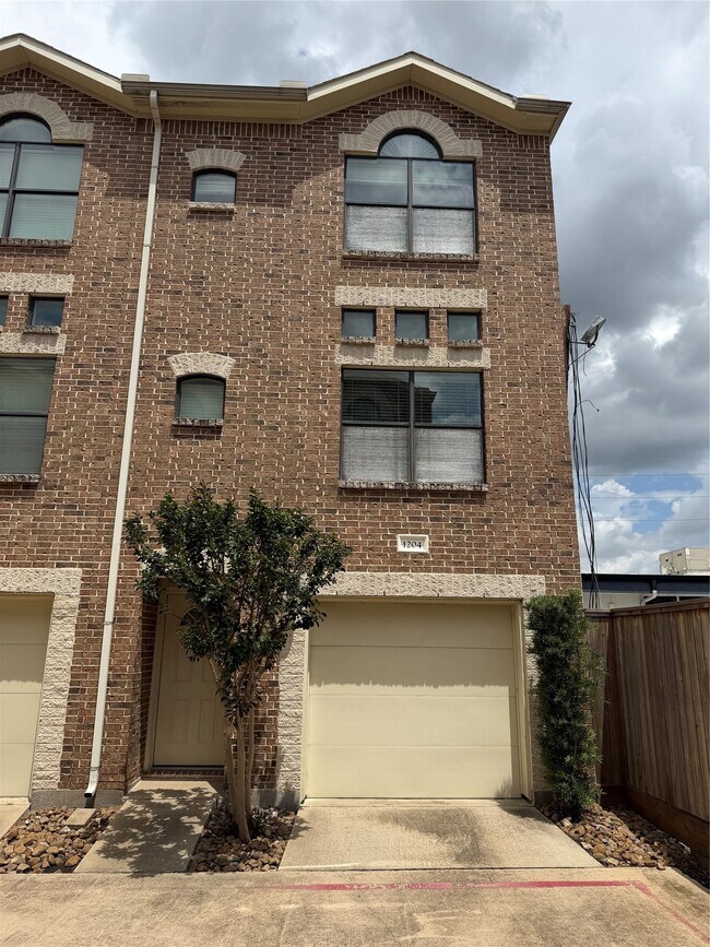Building Photo - 8715 Meadowcroft Dr