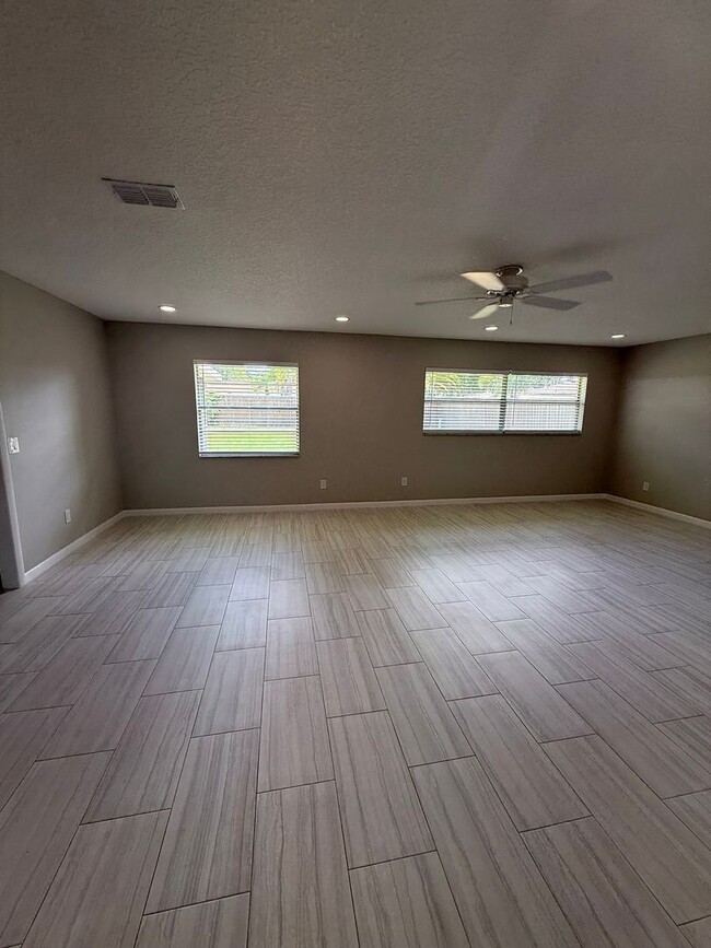 Foto del edificio - Remodeled Home in Longwood