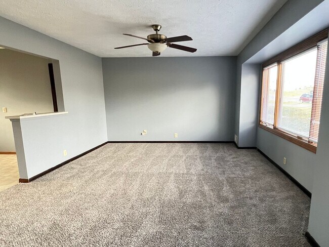 Foto del edificio - Beautiful walk-out ranch!