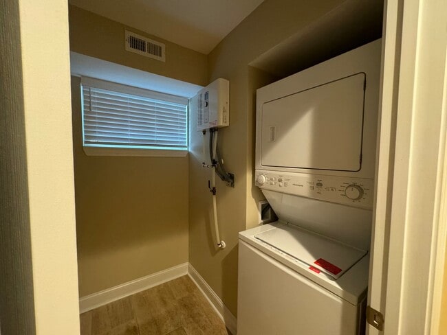 Foto del edificio - Freshly Renovated Two Bedroom One Bath Apa...