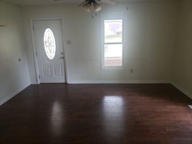 Building Photo - 3 Bed 2 Bath Spacious home!