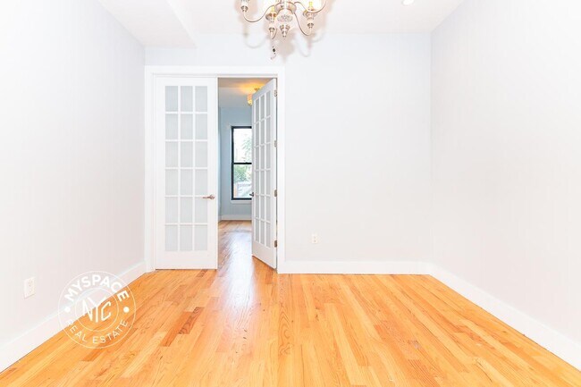 Building Photo - 219 Troutman St