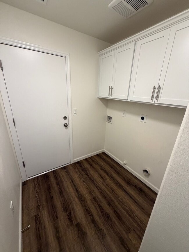 Building Photo - *Move in special* First month's rent is on us!! move in by 8/1/2026
