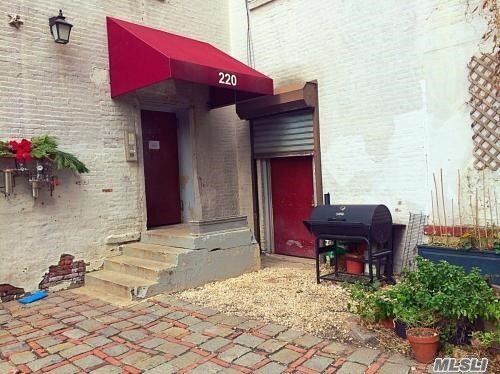 Building Photo - 220 E 134th St