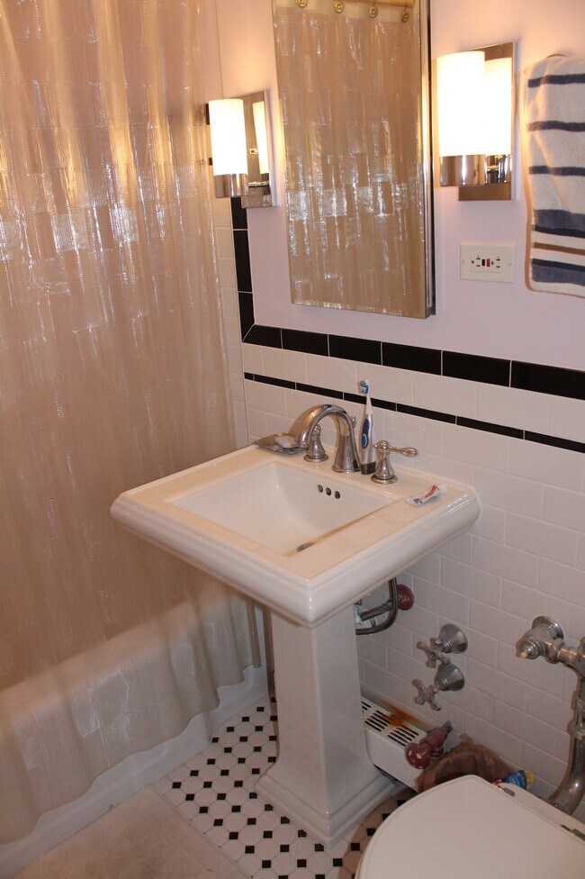 Bathroom - 708 W Bittersweet Plz
