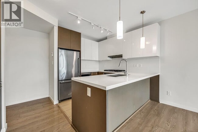 Building Photo - 3080 Lincoln Ave