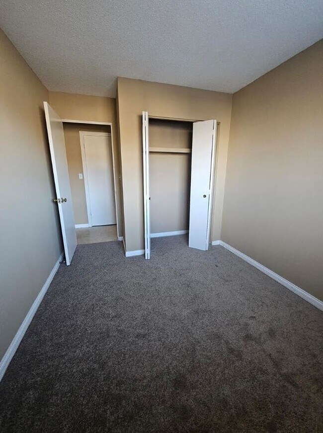Photo du bâtiment - 2 Bed 1 Bath Unit in Red Deer, AB