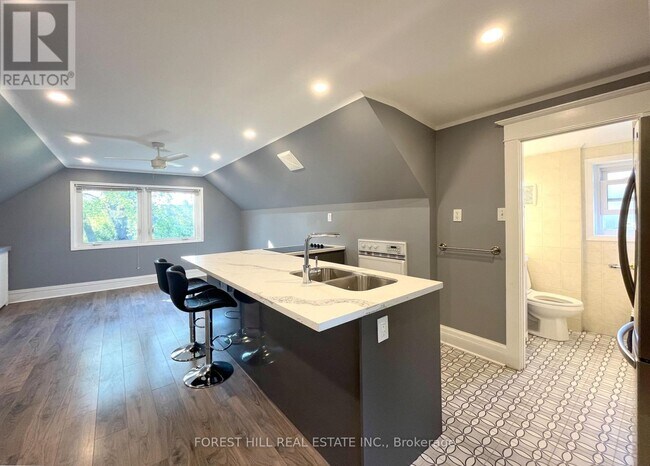Building Photo - 303 Lonsdale Rd