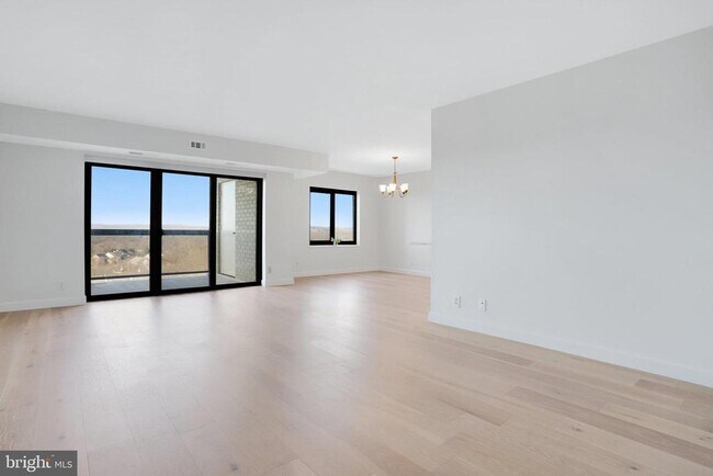 Building Photo - 307 Yoakum Pkwy