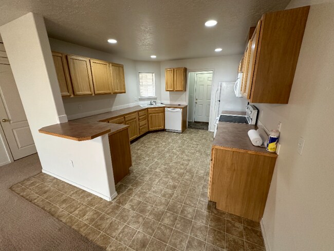 Building Photo - 116-118 NE Lotus Ct