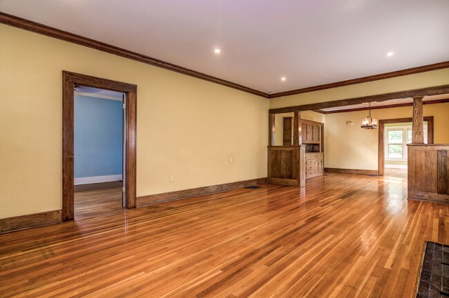 Building Photo - 1129 N Corona St