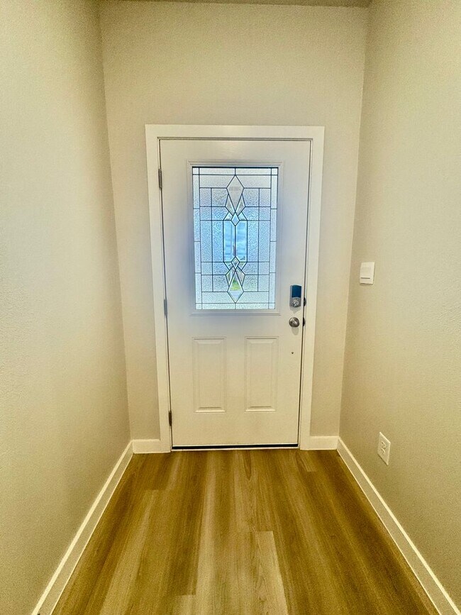 Foto del edificio - Brand-New 4-Bed, 2-Bath Home in London!