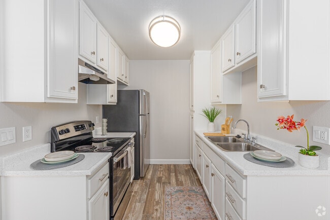 2BR, 1BA - 900SF - Kitchen - The Courtyards