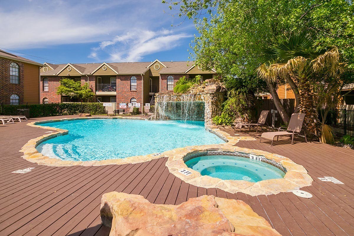 Piscina y jacuzzi - Oaks of Westlakes Apartments