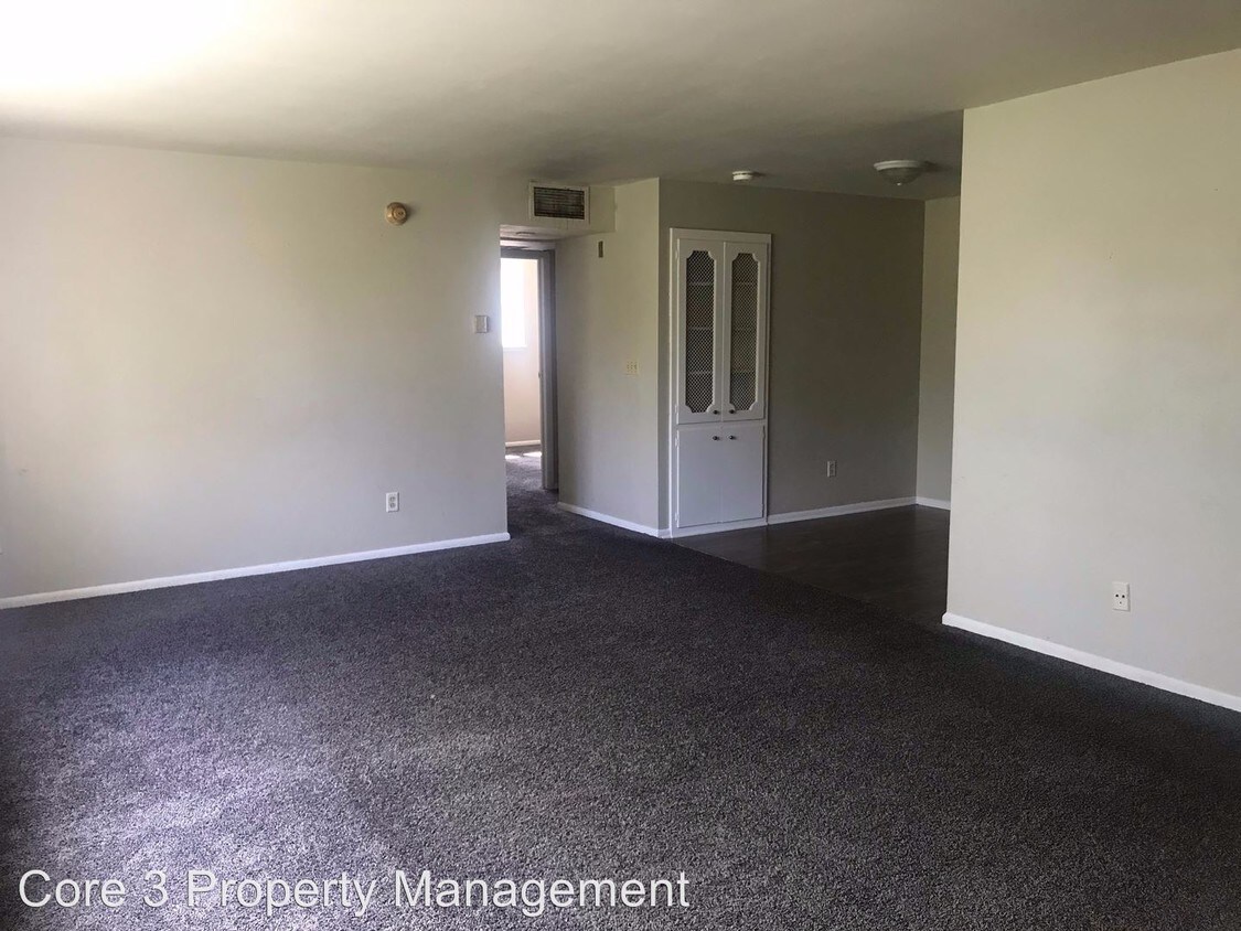 Primary Photo - 228 E Oak Cliff Ct