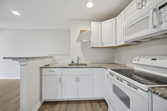 Building Photo - Spacious 3-Bedroom Apartment in the Heart ...
