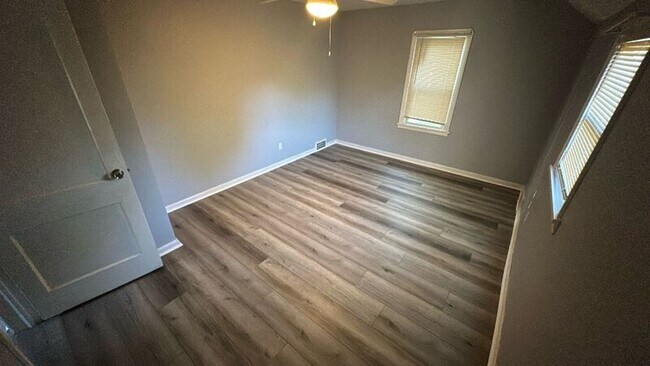 Building Photo - 3860 E 155th St