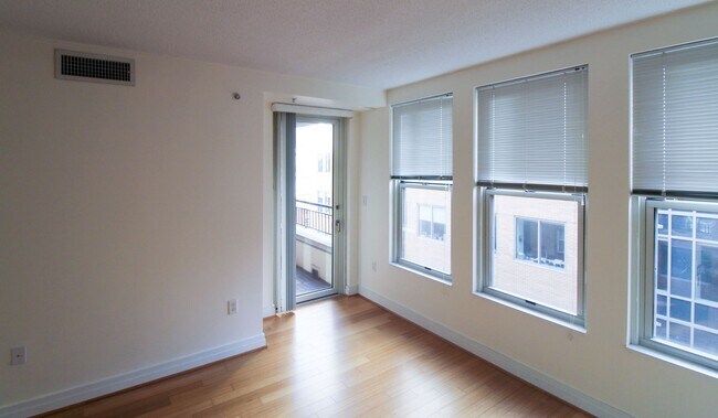 Foto del edificio - Penn Quarter 1BR Condo with Balcony, Garage Parking, Storage, Concierge, and Rooftop Deck.