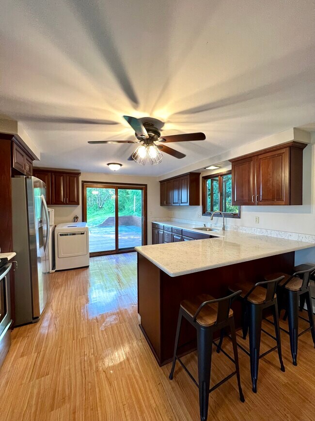 Foto del edificio - 27 W Main St