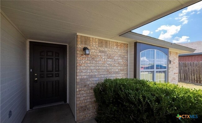 Building Photo - 2908 Southhill Dr