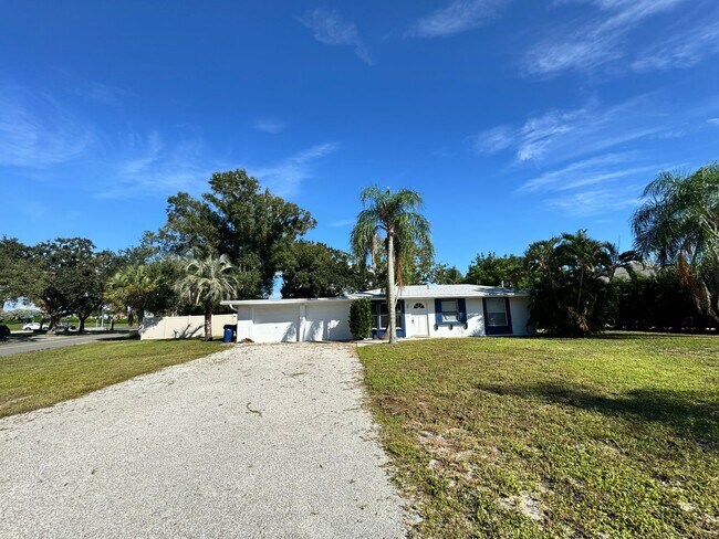 Foto del edificio - 2/2 with Fenced Yard, Garage and Laundry, ...