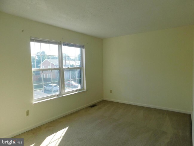 Building Photo - 112 Sutton Ct