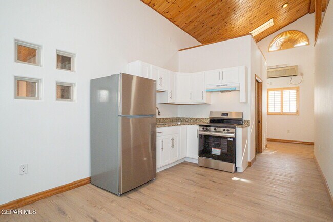 Building Photo - 404 W Overland Ave