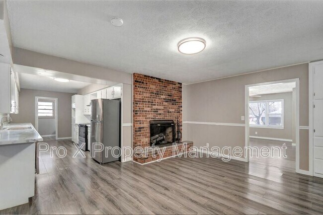 Foto del edificio - 5431 N Lakewood Dr