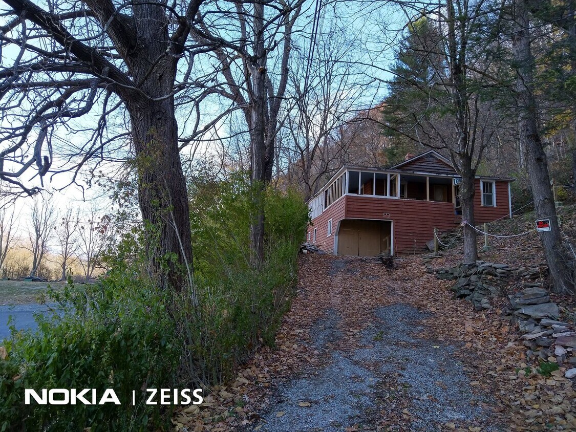 Foto principal - Cozy 2 bed 1 bath deck house with enclosed...
